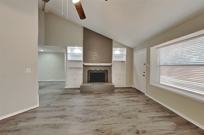 Building Photo - 26 Pinewood Forest Ct