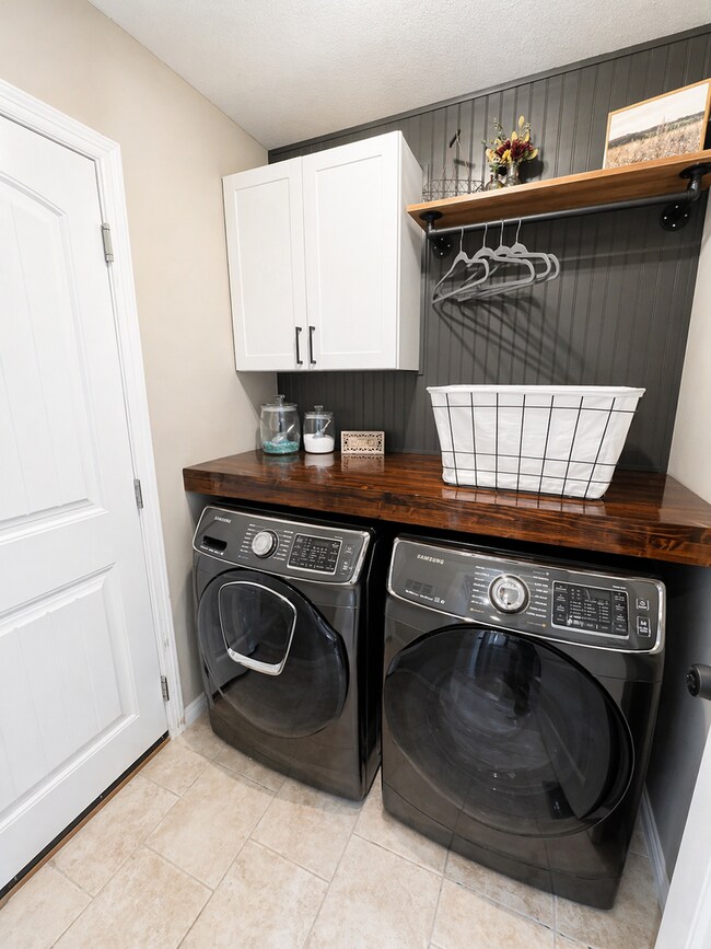 Building Photo - Stunning 5 Bedroom Ranch Home in Lorson Ranch!