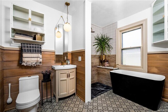 Building Photo - 95 Russell St