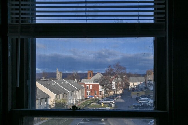 Building Photo - Large 5 Bedroom on Peffer