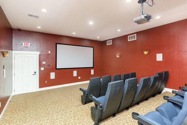 Building Photo - 3 Bedroom Townhouse Style Apartments END U...