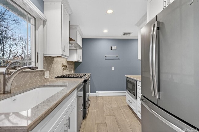 Building Photo - 350 Spring St