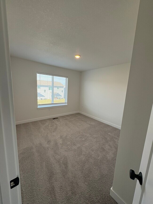 Building Photo - 230 Nw Waverly Dr