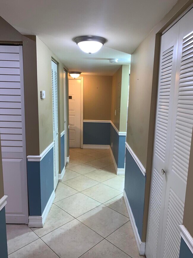 Building Photo - 2015 Coral Ridge Dr