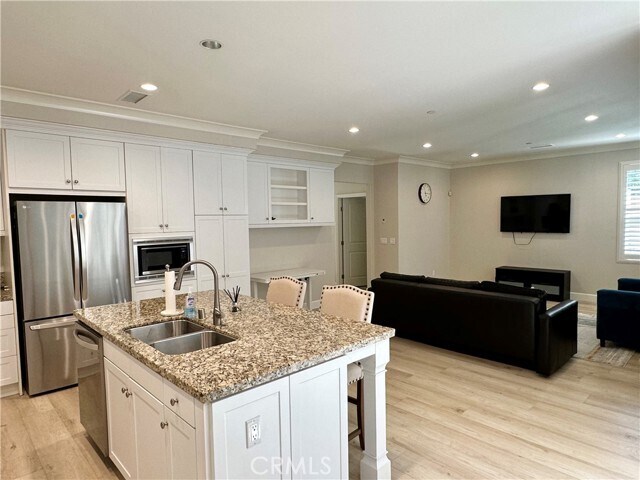 Building Photo - 120 Pendant