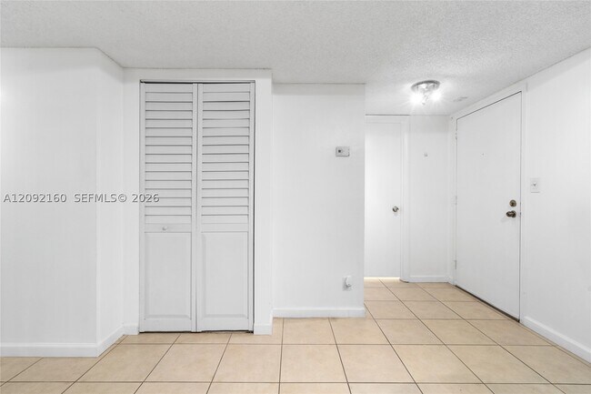Building Photo - 3670 Inverrary Dr