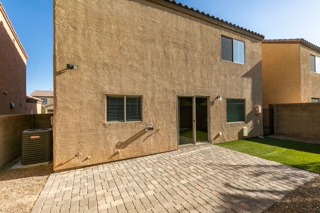 Building Photo - Upgraded spacious 4bedroom home near Mountains Edge!