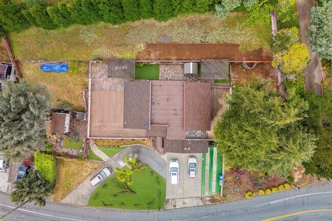 Building Photo - Sun-Filled 2BR/2BA Upper Home with Large Decks & Hardwood Floors in Aptos