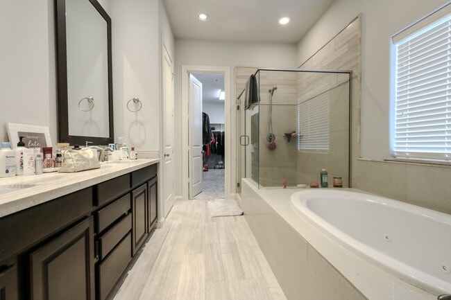 Building Photo - 2037 Fannin Station N