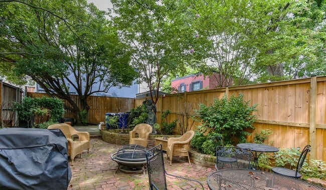 Building Photo - Classic Capitol End-Unit Hill Rowhome