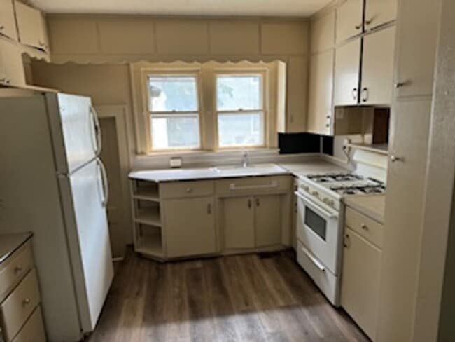 Building Photo - 628 Kern St