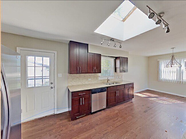 Building Photo - 8840 Hickory Dr
