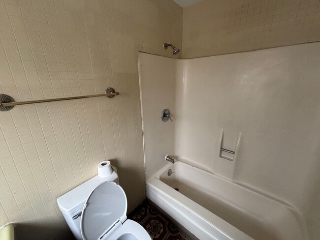 Building Photo - 3 Bedroom House