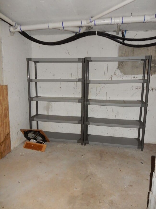 Building Photo - "Tiny" home offers one level living - WALK...