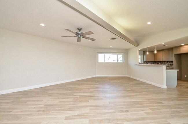 Building Photo - 414 Lakeview Dr