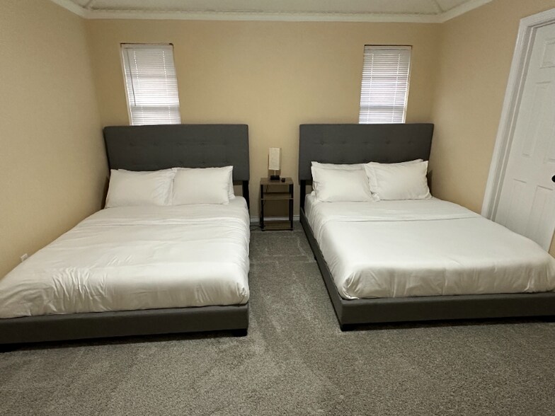 Building Photo - 4821 S Country Club Rd