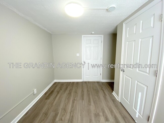 Building Photo - 8623 Plantation Rd