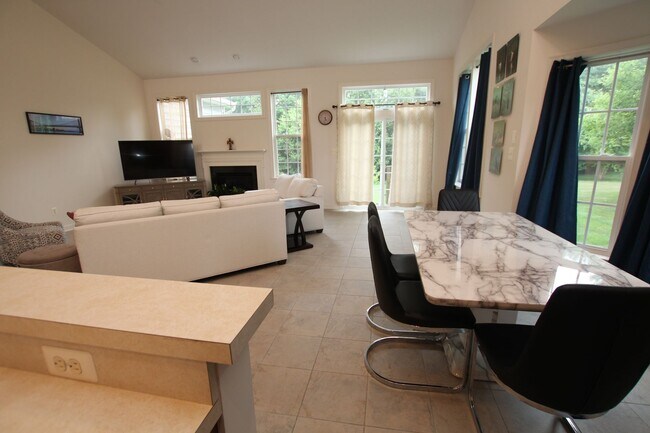 Building Photo - Spacious and modern single family home, lo...