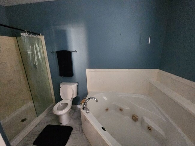 Building Photo - *utilities included* 3 bed 2 bath house in...