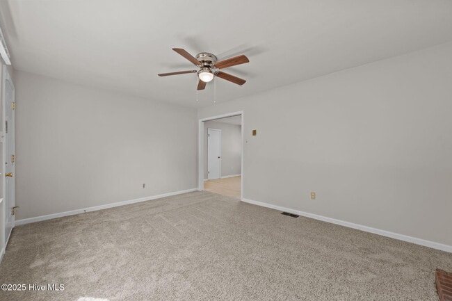 Building Photo - 2503 Country Club Rd