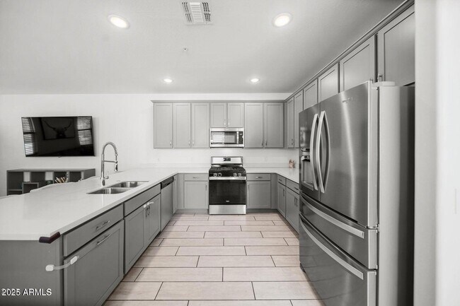 Building Photo - 20872 W Thomas Rd