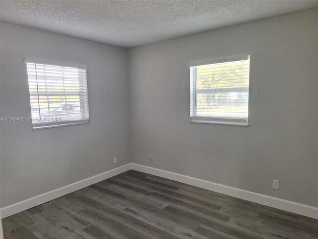 Building Photo - 324 NE 44th St