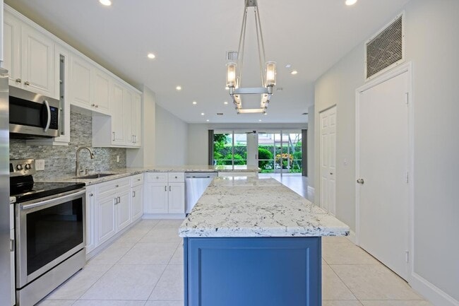 Building Photo - 6817 Via Regina