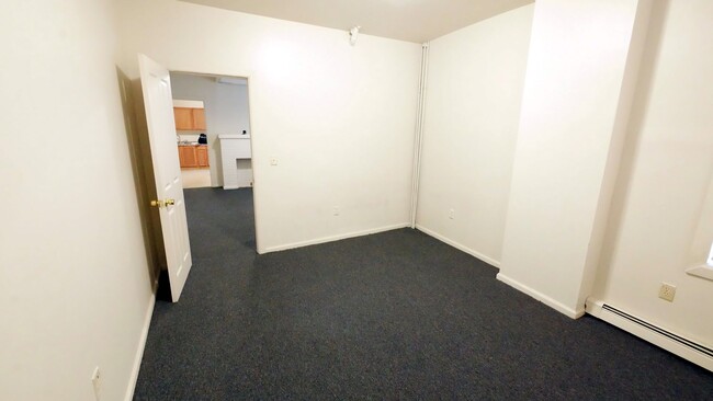 Building Photo - Updated large 2BR 1BA home with driveway p...