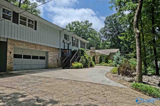 Building Photo - 3038 Heatherhill Dr SE