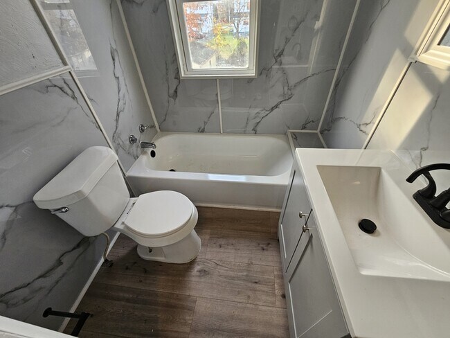 Building Photo - 1852 E 32nd St