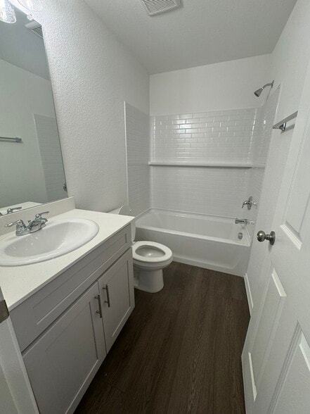 Shared hall bath - 16113 Isles Dr