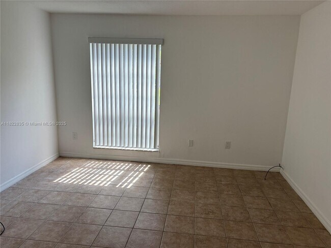 Building Photo - 10790 N Kendall Dr