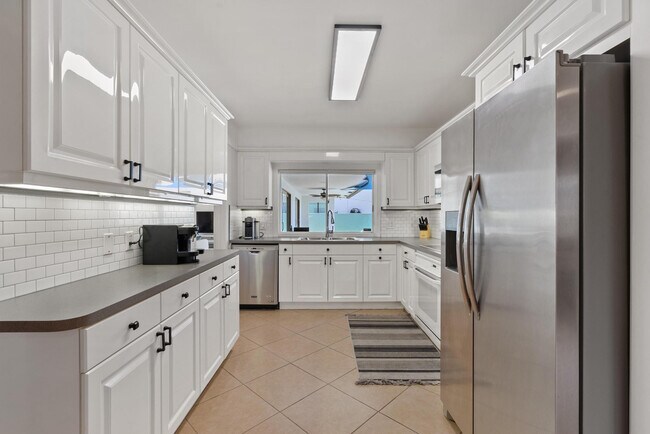 Building Photo - 3080 NE 43rd St