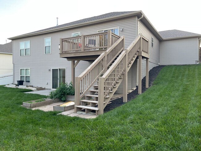 Building Photo - Spacious home in super nice neighborhood in Northwest Omaha