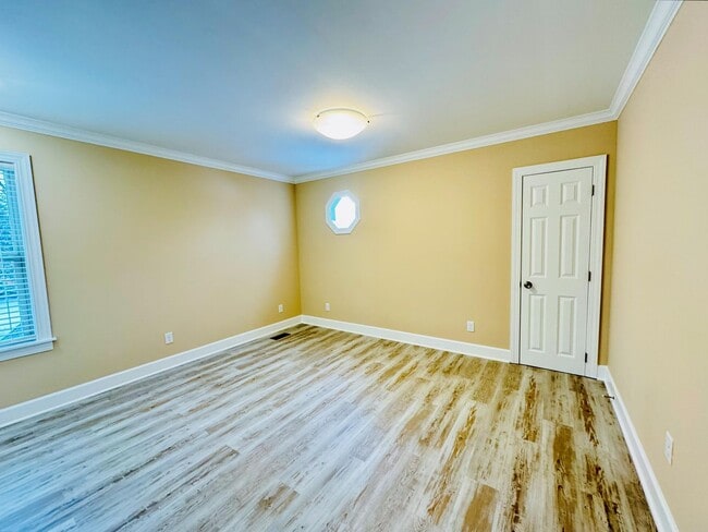 Building Photo - Luxury country rental 4x3 gated off black top!