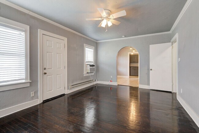 Building Photo - Charming 2-Bed, 1-Bath Upstairs Duplex Near the Paseo District * * * $350 MOVE-IN SPECIAL * * *