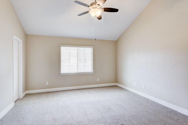 Building Photo - 5869 Valley Forge Dr