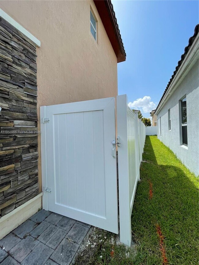 Building Photo - 9242 SW 171st Ct