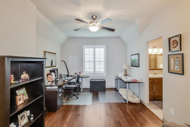 Building Photo - 1523 Woodbend Park W