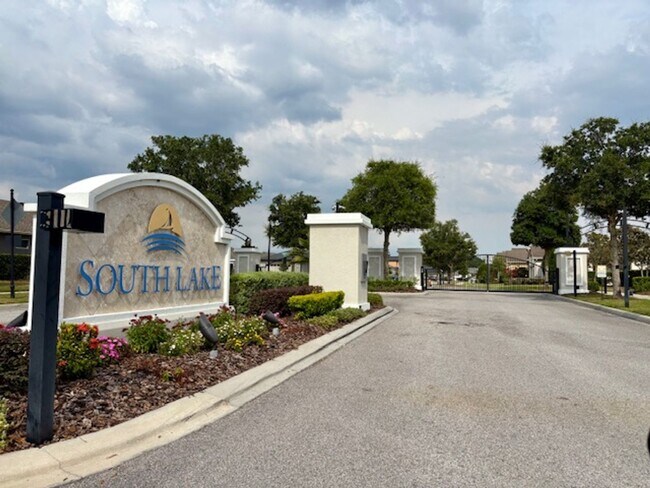 Building Photo - Gorgeous 3-bedroom Model Home in 55+ Commu...