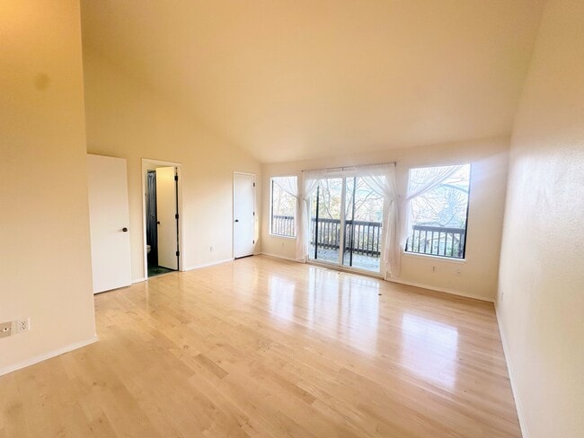 Building Photo - 339 Ravenwood Pl