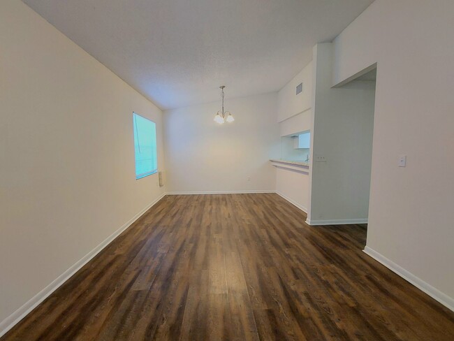 Building Photo - Beautiful 2 Bedroom, 2 Bathroom Apartment ...