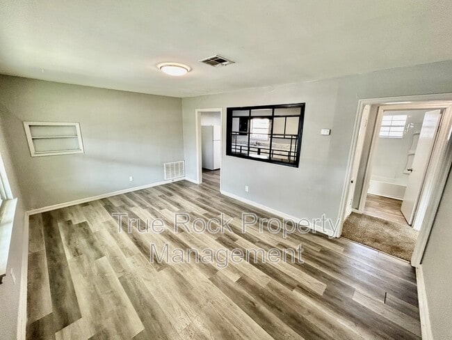 Building Photo - 610 W 1st St