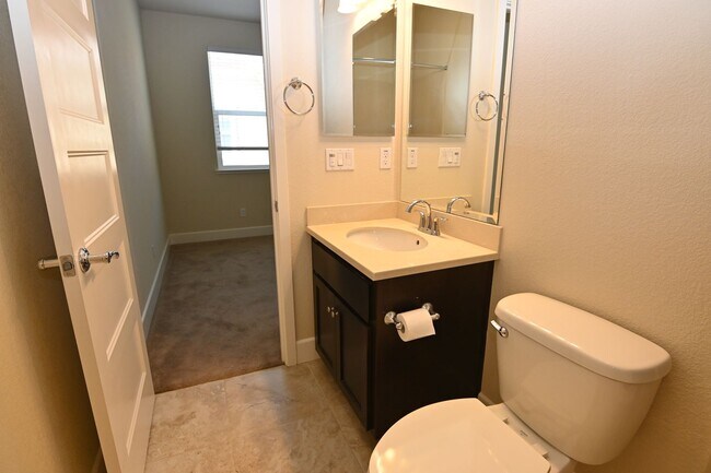 Building Photo - Tralee Village-Tri-Level Townhome, Modern Finished, Community Amenties (580 & Hopyard)