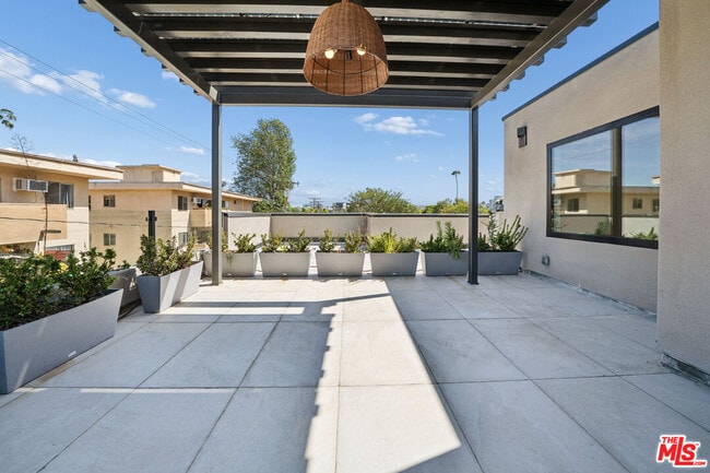 Building Photo - 652 Huntley Dr
