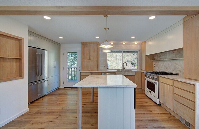 Building Photo - Spacious 4bd 2.5ba Home - Avail. Now!