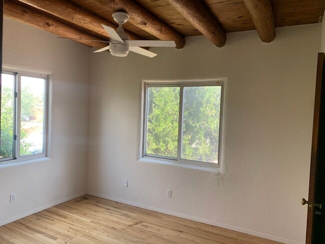 Building Photo - Renovated Santa Fe Home!!