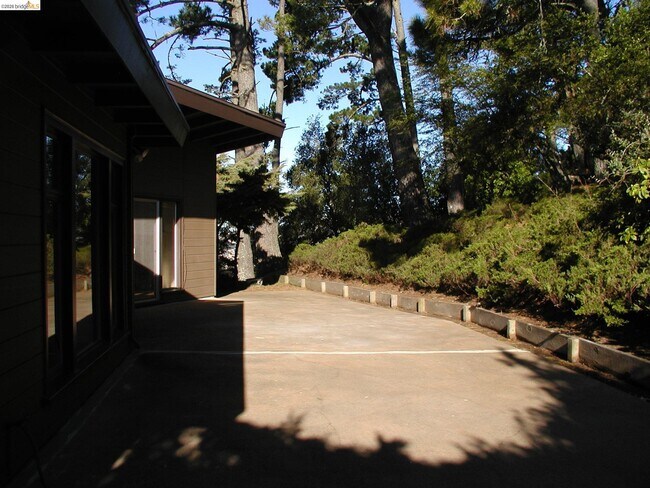Building Photo - 6100 Skyline Blvd