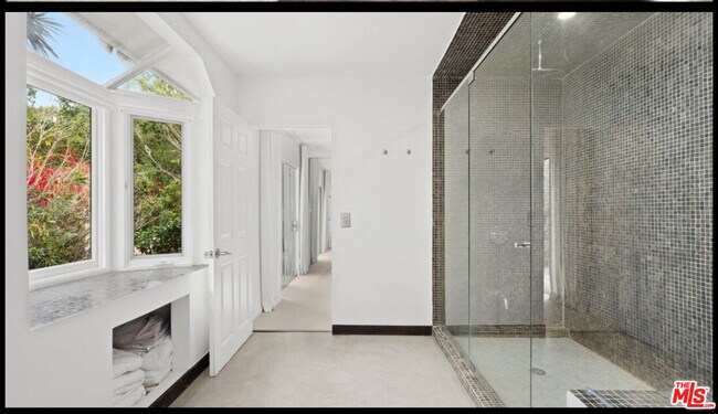 Building Photo - 10216 Cielo Dr