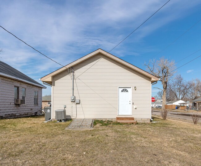 Building Photo - 2 bed 2 bath available